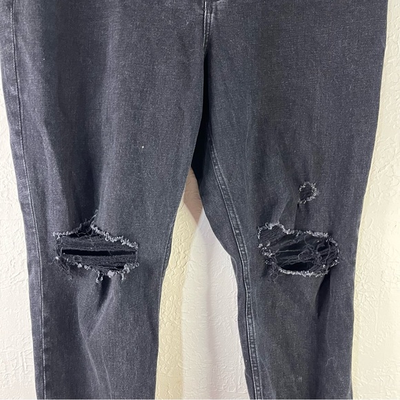 Abercrombie And Fitch Curve Ultra High Rise Ankle Straight Jeans in Black - Picture 8 of 13